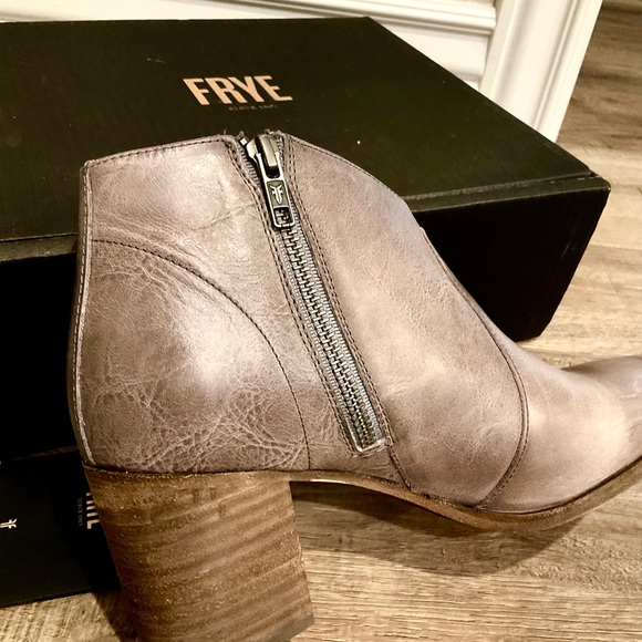Frye Women's Gray Leather Ankle Boots - Picture 7 of 12